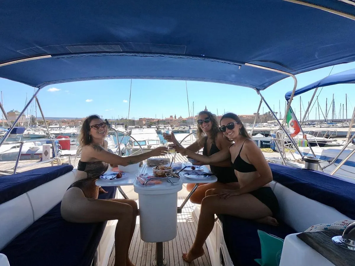 Úszó hotel Wind Sardinya Sail Charter Boat Hotel Alghero